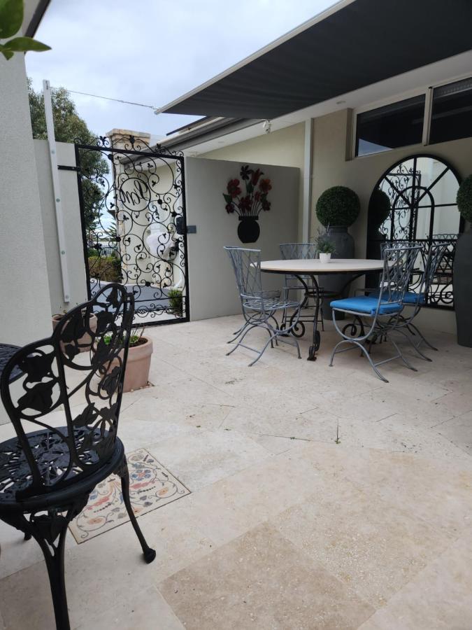 Lavender Manor Bnb Bed and Breakfast Alkimos Esterno foto